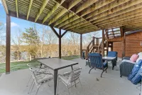 Upscale Lakefront Table Rock Cabin with nearby Launch