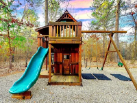Sleeps 10•Hot Tub•Pool Table•Playground•Boat Parking• Fire Pit Hotels in Broken Bow