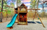 Spacious Cabin w/ Hot Tub, Fire Pit, Pool Table & Boat Parking-Great Location!