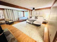 Spacious + Private Ski Lodge on 20+ Acres - 10 min to Stratton, 5 min to Bromley Hotels in Winhall