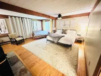 Spacious + Private Ski Lodge on 20+ Acres - 10 min to Stratton, 5 min to Bromley