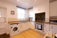 Eighty-Eight, Cathedral View with Private Parking & EV Charger