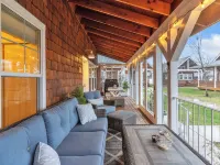 Dover Dreamin’ – Lake Life starts here! 3BD, 3BA Retreat, Steps from the Water Hotels in Dover