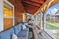 Dover Dreamin’ – Lake Life starts here! 3BD, 3BA Retreat, Steps from the Water