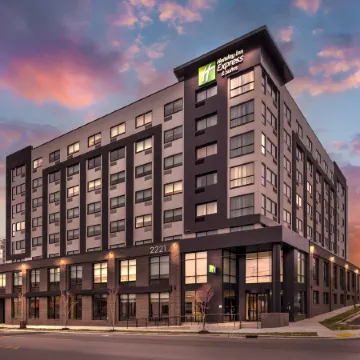 Holiday Inn Express & Suites NASHVILLE WEST END - UNIV AREA by IHG Отели рядом с достопримечательностью «The Parthenon»