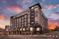 Holiday Inn Express & Suites NASHVILLE WEST END – UNIV AREA 鄰近Centennial Park的酒店