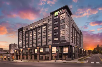 Holiday Inn Express & Suites NASHVILLE WEST END - UNIV AREA by IHG Hotels near Parthenon