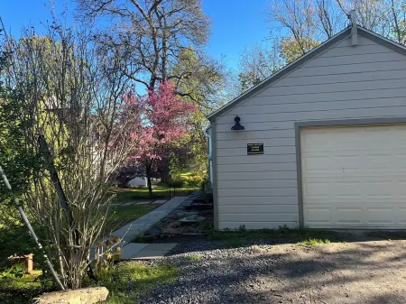 Charming loft cottage in tranquil Germantown with WiFi, AC