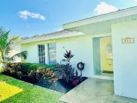 Newly Renovated 4-bedroom Oasis with Private Pool & Hot-tub- Minutes to Beaches Hotel a Vero Beach South