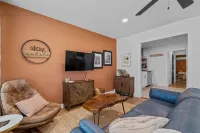Mid-City Bungalow - 1 Mile from Bathhouse Row - Pet Friendly! 핫스프링스 호텔
