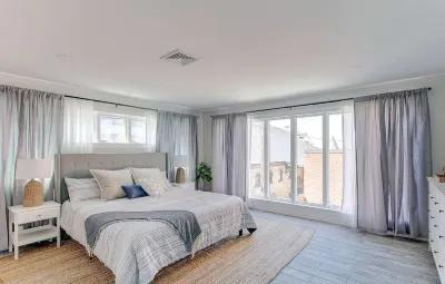 Elegant Thames St. Loft w/ View of Town and Harbor Các khách sạn ở 