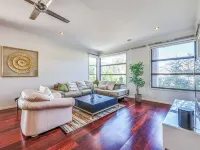 Stayau 5Br Idyllic Lakefront Escape Point Cook Hotels in Point Cook