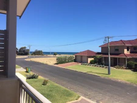 Busselton Holiday Home Отели рядом с достопримечательностью «Залив Джограф»