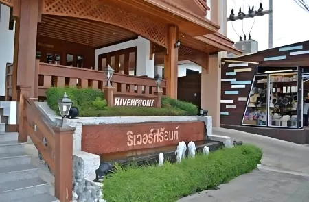 Riverfront Hotel Mukdahan Отели рядом с достопримечательностью «Chao Mae Song Nang Phi Nong Shrine»