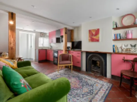 Pearls Cottage Hotels in Farnham