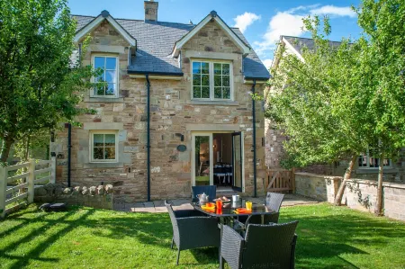 Northern Hideaways Apple Store, Ellingham Отели в г. Эллингем