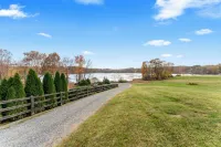 Lake access w/hot tub, game room,boat slip, kayaks & more