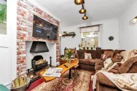 6 Bedroom City Centre Townhouse Hotels in Ickham and Well