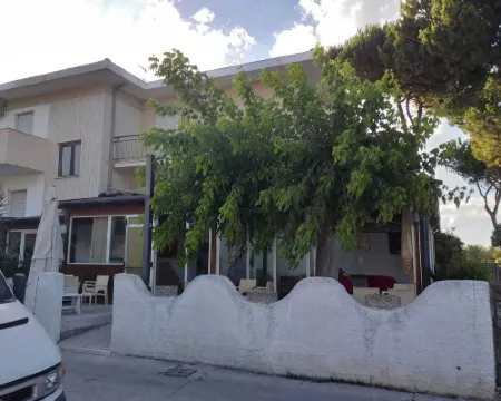 Room in B&B - Spacious Double Room a Stone Throw from the Sea Hotels in Pineto