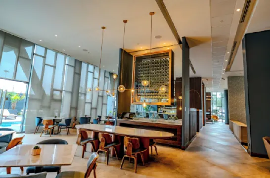 Courtyard Santiago Airport Отели рядом с Аэропорт Артуро Мерино Бенитес