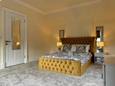 3 Bed - Sleeps 7 - Free Parking - Central Location Hotels near Burnside Blairbeth Church