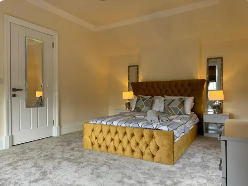 3 Bed - Sleeps 7 - Free Parking - Central Location Hotels in Giffnock