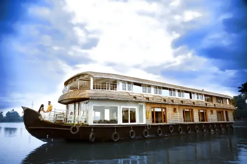 Kerala Luxury House Boat - เรือสำราญ