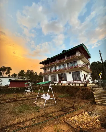 Lap of Himalayas Resort Отели в г. Каусани