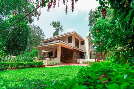 T Cherry Villa by le Montfort