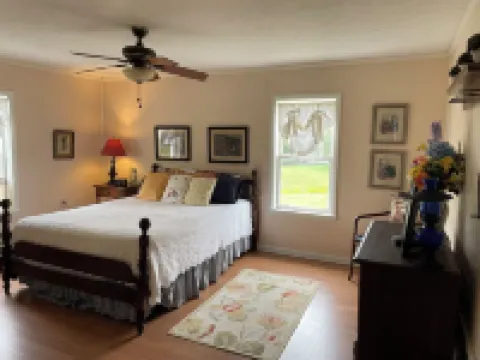 Historic Riverhouse w/ riverview!  Privacy and seclusion! Steps away from River!