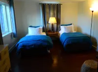 College District Art House - Patio - Walk to Downtown - Sleeps 5