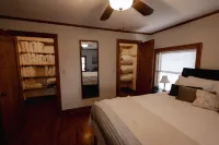 Charming 4 Bedroom home in the heart of Elgin Hotels near Elgin Downtown Metra Station