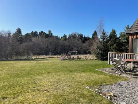 4 bedroom house with large garden  in Cairngorms -  ideal for families Отели рядом с достопримечательностью «Лох Гартен»