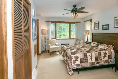 Private lakeside retreat, swim, boat, fish! Perfect for family events