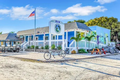 Budget-Friendly Condo in Great Location w/Shared Pool, Washer/Dryer, & Free WiFi Hotels in Anna Maria