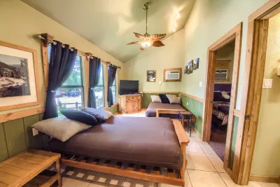 Cozy Cabin with Large Yard - Charming River Retreat 바인야드 루프 하이킹 트레일 주변 호텔