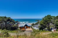 Romance awaits with ocean views & sandy shores at this dog-friendly studio Hotels in Lincoln City