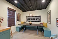 Chic Haven - Private Deck, Shared Patio, in Downtown