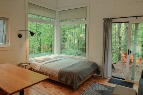 Exquisite Comfort with Outdoor Fire Seating - Stunning Modern Cabin Hotels in Freeport