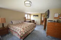 Outdoor Activities and Charming Bunk Houses - Inviting Northern Retreat