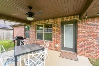 Cozy 3BR • Near XNA • Backyard & EV Charger 케이브 스프링스 호텔