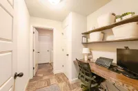 Cozy 3BR • Near XNA • Backyard & EV Charger 케이브 스프링스 호텔