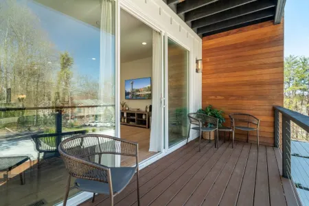 Private Outdoor Decks and Modern Amenities - Elegant Townhome Retreat Отели рядом с достопримечательностью «West Knoxville Pediatrics»