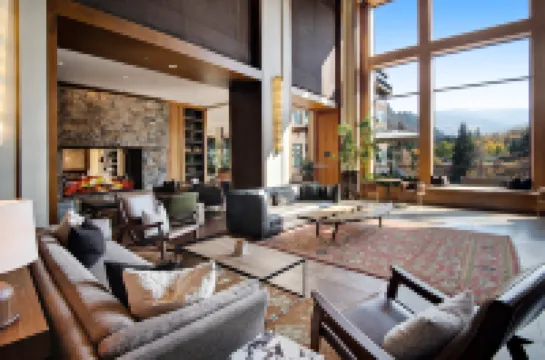 Ski-in Access and Mountain Views - Luxurious Resort Retreat