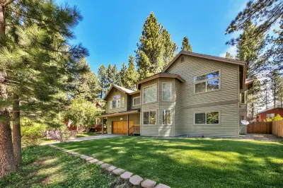 Private Hot Tub and Rock Climbing Wall - Stylish Family Haven Hôtels à proximité de : Observation Deck Heavenly Ski Resort