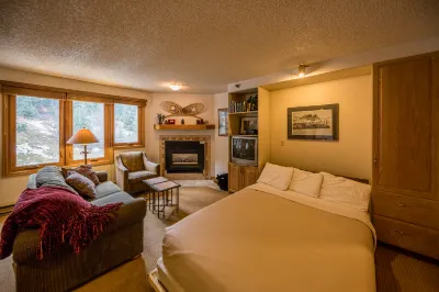 Ski-in Access and Hot Tubs - Inviting Forest Retreat Hotels in Winter Park