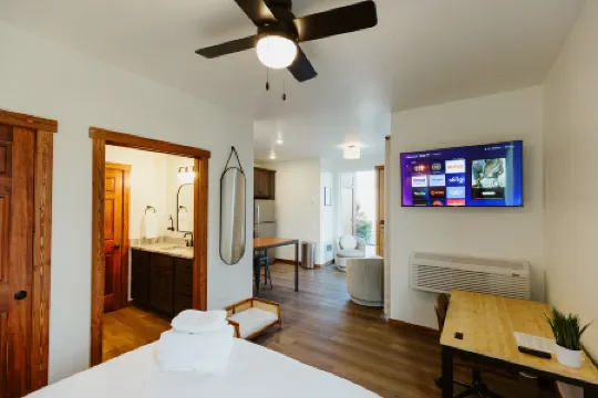 Stylish Studio Suite with Full Kitchen and Smart Hdtv - Cozy Getaway