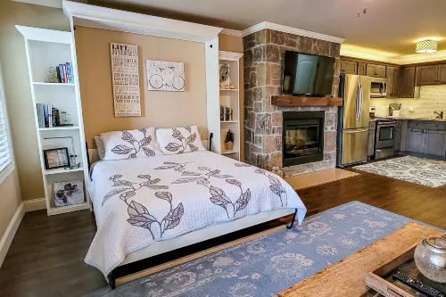 Lovely studio in riverfront community with firepit, pool, and full kitchen Hotels in Blount County
