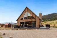 Gourmet Kitchen and Stunning Outdoor Deck - Elegant Luxury Retreat