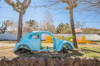 Funky Selfie Museum and Hot Tub Oasis - Captivating Retreat Hotel di Yucca Valley